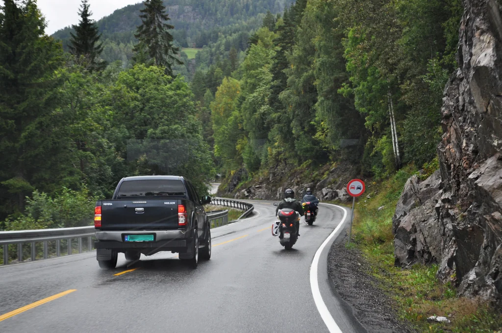 This overtaking is allowed, as long as the visibility is good enough